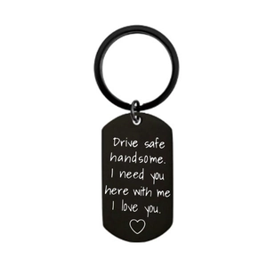 Détail d'un porte-clés plaque militaire noire avec gravure Drive Safe et cœur