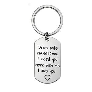 Détail du porte-clés en acier inoxydable avec message gravé Drive Safe pour hommes
