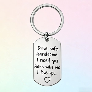 Détail de la gravure Drive Safe handsome sur le porte-clés rectangulaire en acier inoxydable
