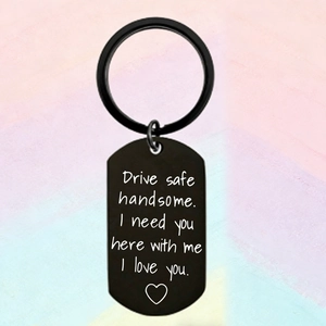 Gros plan sur un porte-clés Drive Safe en acier inoxydable noir mat gravé avec un cœur