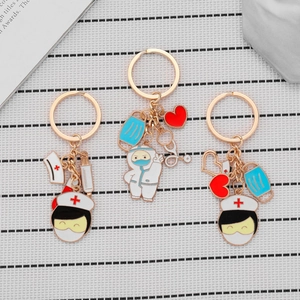 Porte-clés infirmière de dessin animé avec pendentifs seringue et stéthoscope médicaux