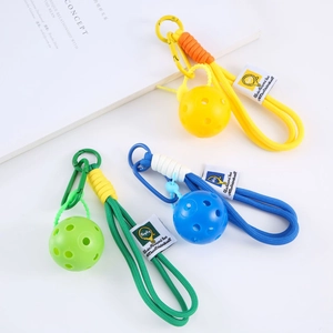 Dettaglio di portachiavi pickleball colorati con mini palline e cinturini intrecciati