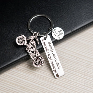 Stainless steel motorcycle keychain with Spanish engraving on textured leather
