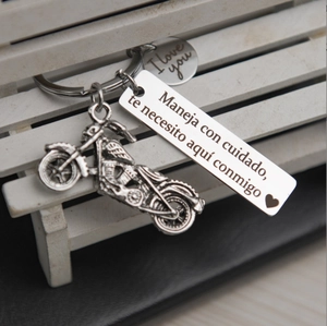 Stainless steel motorcycle keychain with Spanish inscription and retro bike charm pendant