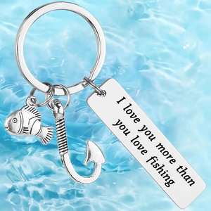 Porte-clés pêche en acier inoxydable avec gravure I love you more sur fond d'eau bleue et crochet