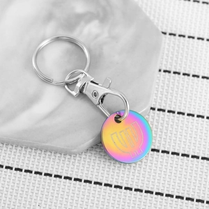 Détail macro du porte-clés en acier inoxydable arc-en-ciel avec gravure de trident