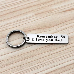 Porte-clés en acier poli avec gravure Remember I love you dad sur fond en bois clair
