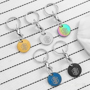 Cinq jetons de caddie en métal colorés avec symboles de dollar gravés au laser sur l'anneau