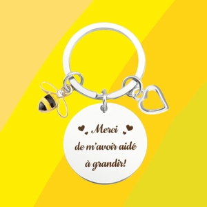 Silver bee keychain with engraved French text Merci de m'avoir aidé à grandir and heart charm