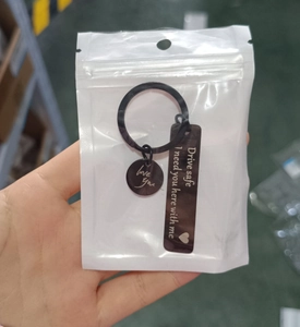 Détail du porte-clés Drive Safe en acier inoxydable noir avec pendentif cœur gravé