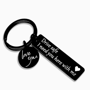 Porte-clés Drive Safe en acier inoxydable noir avec pendentifs cœur gravés