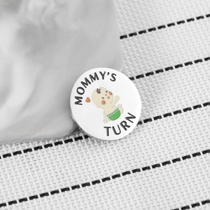 Moneta decisionale per neo-genitori in argento lucido con scritta Mommy's Turn e icona
