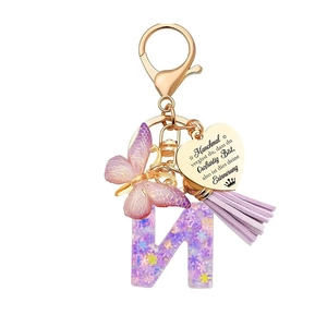 Porte-clés lettre N en résine pailletée violette avec papillon et pendentif cœur