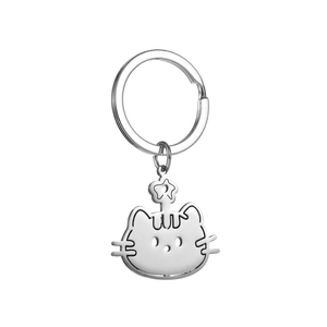 Détail macro du pendentif tête de chat en acier inoxydable et de l'anneau en étoile