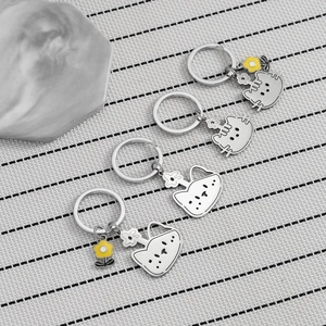 Porte-clés mignons chat en acier inoxydable avec charmes de fleurs de style coréen