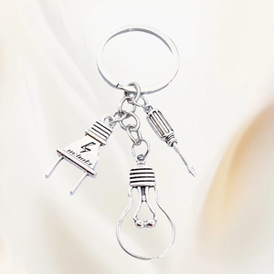 Porte-clés électricien argenté avec pendentifs ampoule, prise et tournevis en alliage