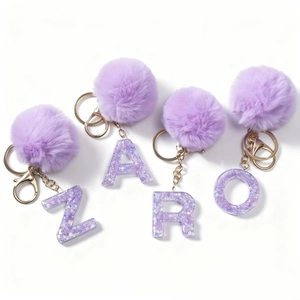 Portachiavi con Lettera in Resina Viola con Pompon in Ecopelliccia Anello in Metallo Dorato Pendente Iniziale con Glitter