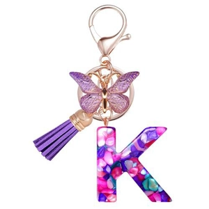 Porte-clés lettre K en résine violette avec papillon et détail élégant de pompon