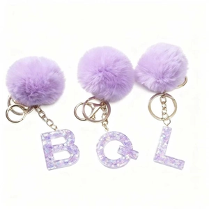 Portachiavi con alfabeto in resina viola con pompon e lettere glitterate e anello dorato