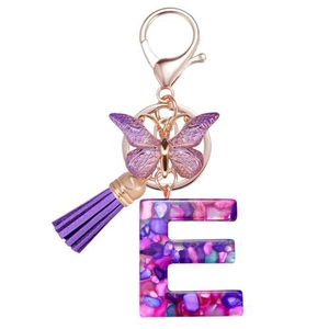 Porte-clés lettre E en résine violette avec papillon et gland sur fond blanc