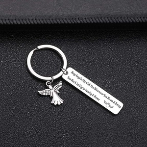 Porte-clés ange en acier inoxydable poli avec barre gravée sur cuir gris premium