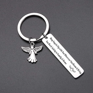 Porte-clés ange en acier inoxydable poli avec étiquette gravée sur fond sombre