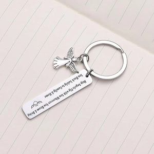 Porte-clés ange en acier inoxydable avec pendentif gravé sur papier à rayures