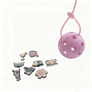 Ensemble détaillé de porte-clés pickleball rose avec divers charms décoratifs colorés