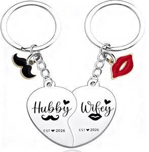 Porte-clés en acier inoxydable en forme de cœur gravé Hubby et Wifey EST 2026 en gros plan