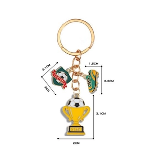 Goldener Fußball-Schlüsselanhänger mit grünem Schuh und Trophäe inklusive Maßangaben