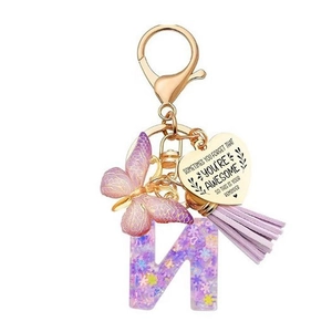 Porte-clés lettre N en résine pailletée violette avec papillon et breloque coeur