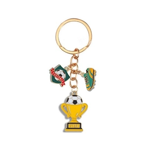 Detail eines goldenen Fußball-Schlüsselanhängers mit Schild, Schuh und Sterntrophäe