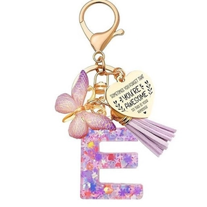 Porte-clés lettre E en résine avec paillettes mauves, papillon et pendentif coeur