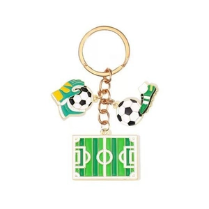 Fußball Schlüsselanhänger Set mit goldenem Ring und bunten Sportanhängern auf Weiß
