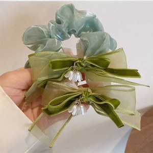 Set elastico e fiocchi verdi con mughetto in organza e velluto per uno stile fresco