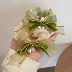 Set elastici mughetto con fiocchi di velluto verde e pendenti a forma di fiore di perla