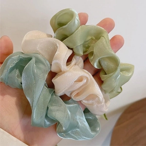 Set di 3 elastici scrunchie in organza floreale verde menta e bianco crema con fiocco
