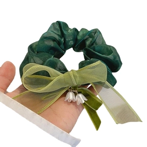 Elegante elastico per capelli verde bosco con fiocco in organza e ciondoli a mughetto