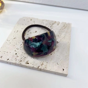 Detail of high-elasticity hair tie with artistic marble texture acetate ornament