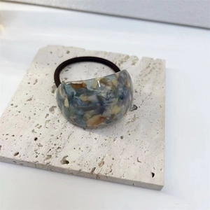 Detail of high-elasticity hair tie with artistic tortoiseshell acetate marble pattern piece