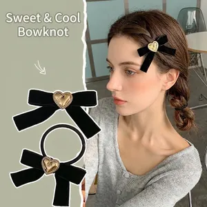 Ensemble chic de barrette et chouchou en velours noir avec un détail coeur doré