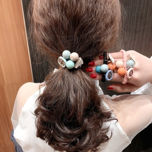 Détails d'élastiques à cheveux coréens avec perles mates et perles sur fond bois