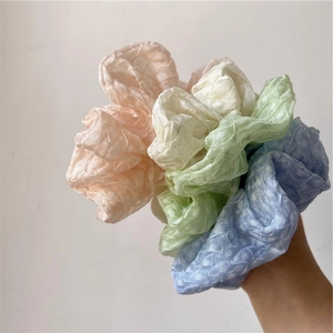 Lot de quatre chouchous pastel en tissu plissé texturé pour accessoires cheveux