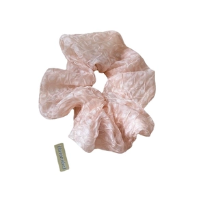 Chouchou rose pastel en organza avec étiquette Nevermind pour coiffures féminines