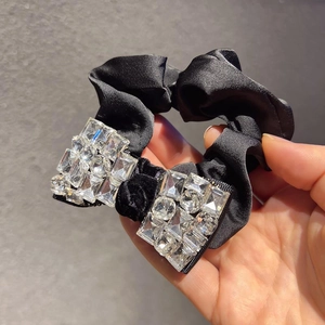 Chouchou élégant en satin noir avec nœud en cristaux pour une coiffure de soirée raffinée