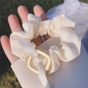 Eleganter cremeweißer Satin-Haargummi mit goldener Schnalle für Damenfrisuren