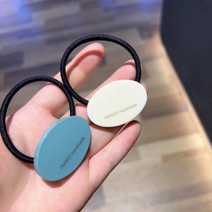 Minimalistische elastische Haargummis mit cremefarbenen und grünen ovalen Goldetiketten