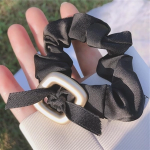Eleganter schwarzer Satin-Haargummi mit goldener Schnalle für Damenfrisuren