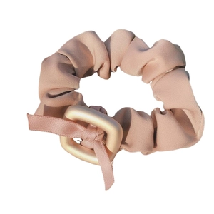 Eleganter beiger Satin-Haargummi mit einer stilvollen matten quadratischen Schnalle für Damen