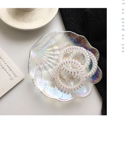 Drei holografische Spiral-Haargummis auf Perlmuttschale mit flexiblem Kunststoff-Design